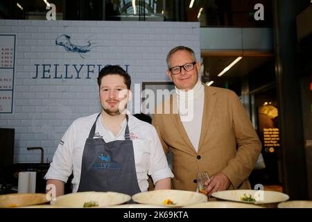 Stefan Fäth und Jörg Harengerd BEI der Eröffnung der jellyfish-Bude - Fischbrötchen vom Sternekoch in der Europa-passage. Hambourg, 30.09.2022 Banque D'Images