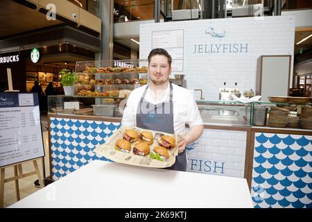 Stefan Fäth BEI der Eröffnung der jellyfish-Bude - Fischbrötchen vom Sternekoch in der Europa-passage. Hambourg, 30.09.2022 Banque D'Images