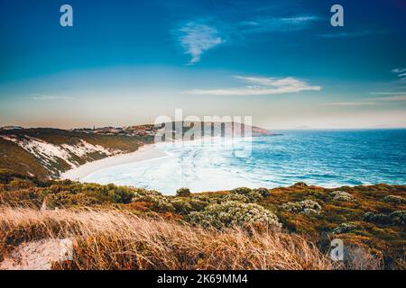 Vue panoramique panoramique sur la falaise et Cable Beach au parc national de Torndirrup, Albany, Australie occidentale, océan Austral sauvage, ciel bleu, copier l'espace Banque D'Images