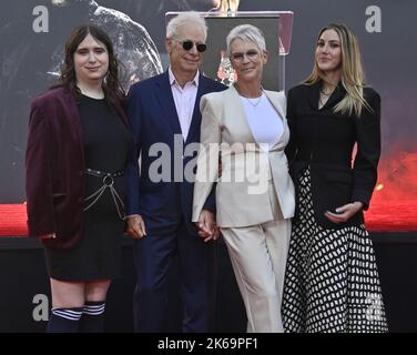 Los Angeles, États-Unis. 12th octobre 2022. Ruby Guest, Christopher Guest, Jamie Lee Curtis et Annie Guest participent mercredi à une cérémonie de main et empreinte qui immortalise Curtis dans la piste du TCL Chinese Theatre (anciennement Grauman's) dans la section hollywoodienne de Los Angeles, 12 octobre 2022. Photo de Jim Ruymen/UPI crédit: UPI/Alay Live News Banque D'Images