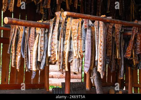 Filets de saumon séchant dans une maison de fumée en Alaska Banque D'Images