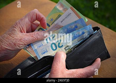 Image symbolique prix de l'énergie taux forfaitaire pour les retraités, l'argent, l'argent de ménage, dépenser de l'argent, la pauvreté dans la vieillesse, économiser, économies forcées, manque d'argent, des factures en euros, Portefeuille, porte-monnaie, porte-monnaie, Hartz IV, tarif forfaitaire pour le coût de l'énergie, soutien de l'État, aide sociale, budget, compter l'argent, coût de la vie, coûts, inflation . ?SVEN SIMON photo Agency GmbH & Co. Press photo KG # Princess-Luise-Str. 41 # 45479 M uelheim/R uhr # Tél 0208/9413250 # Fax. 0208/9413260 # GLS Banque # BLZ 430 609 67 # compte 4030 025 100 # IBAN DE75 4306 0967 4030 0251 00 # BIC GENODEM1GLS # www.svensimon.net. Banque D'Images