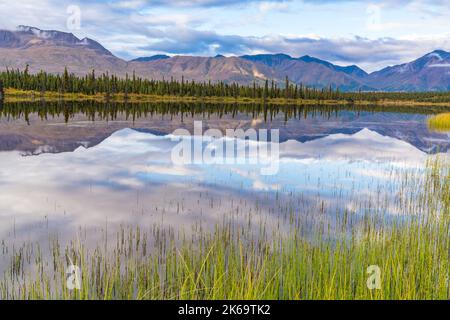 Le matin, reflet de la montagne sur un lac le long de la route Denali en Alaska Banque D'Images