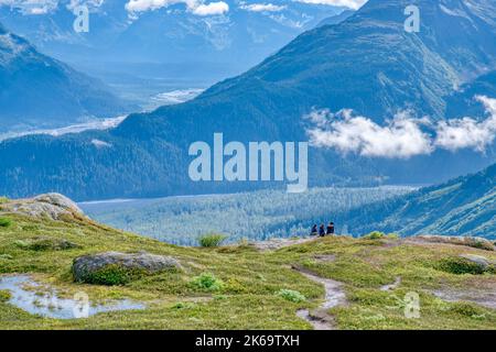 Les randonneurs s'assoient sur le sentier du glacier Exit dans le parc national Kenai Fjords près de Seward, en Alaska Banque D'Images