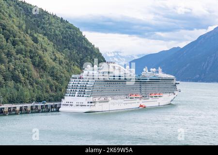 Skagway, Alaska - 7 septembre 2022 : bateau de croisière Royal Princess amarré à Skagway, Alaska. La Royal Princess est un navire de la classe royale lancé en 2012. Banque D'Images