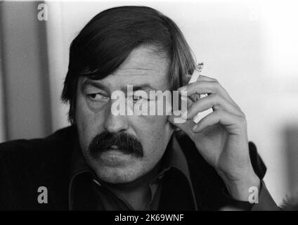 ARCHIVE PHOTO: Guenter HERBE aurait été 95 ans sur 16 octobre 2202, Guenter HERBE, Allemagne, écrivain, Auteur, littérature, portrait Portrait avec cigarette, photo B&W, 17 novembre 1977 ? Banque D'Images