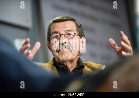 ARCHIVE PHOTO: Guenter HERBE aurait été 95 ans sur 16 octobre 2202, Guenter HERBE, Allemagne, écrivain, Portrait, portrait, geste, geste, sur 08.10.2010 Frankfurt Book Fair 2010 de 06,10 - 10.10.2009 à Francfort-sur-le-main ? Banque D'Images