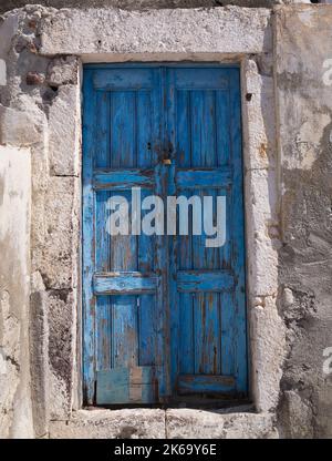 Vieilles portes en bois peintes en bleu, village d'Oia, Santorini, Grèce. Banque D'Images