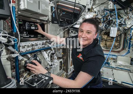 Atmosphère terrestre. 27th novembre 2018. Dans cette image du 27 novembre 2018, l'astronaute Serena Aunon-Chancellor installe des échantillons pour l'expérience de microgravité Investigation of Cement solidification (MICS) à bord de la Station spatiale internationale (ISS). MICS a exploré comment le ciment se solidifie en microgravité, d'importantes recherches pour construire des habitats spatiaux sûrs sur la Lune ou Mars et pour améliorer le traitement du ciment sur Terre. Le Dr au--n-Chancellor a été choisi en juillet 2009 comme l'un des 14 membres de la classe des astronautes de la NASA en 20th. Pendant la formation de candidat astronaute, elle a passé 2 mois en Antarctique à partir de Banque D'Images