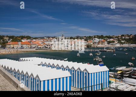 Hangars de stockage et bateaux de pêche amarrés dans le port de Cascais, Portugal. Banque D'Images