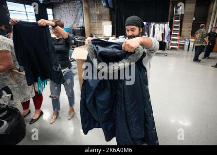 Vancouver, Canada. 12th octobre 2022. Les bénévoles vérifient les vêtements donnés pour les sans-abri au cours de la semaine annuelle d'action pour les sans-abri à Vancouver, en Colombie-Britannique, au Canada, le 12 octobre 2022. Credit: Liang Sen/Xinhua/Alay Live News Banque D'Images