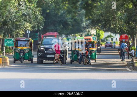 New Delhi, Inde. 01st octobre 2022. Une petite fille pauvre exécute des acrobaties devant les véhicules à un signal de circulation. Les enfants pauvres et défavorisés exécutent souvent des acrobaties ou des actes de jonglage pour chercher des almes aux feux de circulation à Delhi où la mendicité n'est pas un crime selon la loi du pays. C'est une vue commune à de nombreuses intersections de la circulation à travers la capitale nationale malgré les efforts des autorités et des ONG pour réhabiliter les enfants. (Photo par Amarjeet Kumar Singh/SOPA Imag/Sipa USA) crédit: SIPA USA/Alay Live News Banque D'Images