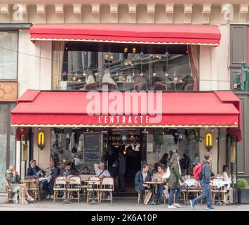 Personnes assises à l'extérieur dans un café dans le quartier de l'Opéra de Paris, France Banque D'Images