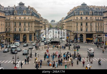 Scène de rue Opéra centre de Paris, France en automne Banque D'Images