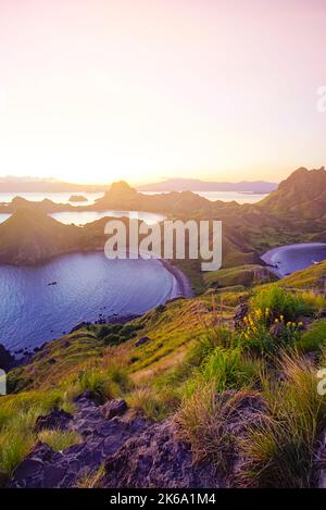 Vue panoramique sur la majestueuse île de Padar pendant un magnifique coucher de soleil. La mise au point douce et le bruit apparaissent légèrement en raison d'une sensibilité ISO élevée Banque D'Images