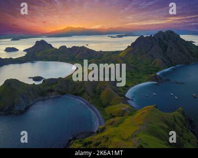 Vue panoramique sur la majestueuse île de Padar pendant un magnifique coucher de soleil. La mise au point douce et le bruit apparaissent légèrement en raison d'une sensibilité ISO élevée Banque D'Images