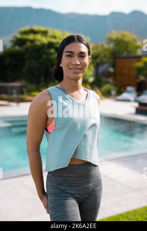 Portrait d'une heureuse femme biraciale souriant dans le jardin Banque D'Images