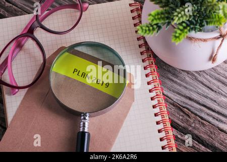 Concept d'affaires : Plan 2019 écrit sur enveloppe avec fond en bois Banque D'Images