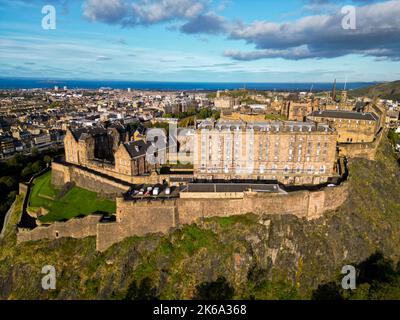 Château d'Édimbourg par une journée ensoleillée - vue aérienne Banque D'Images