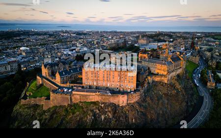 Château d'Édimbourg en soirée - vue aérienne Banque D'Images