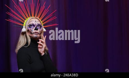 Style maquillage Halloween, robe de fantaisie et Diadem. Blonde modèle porter sucre crâne maquillage avec couronne. Concept de Santa Muerte Banque D'Images