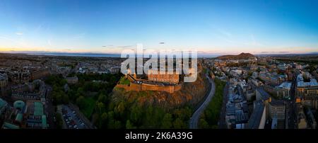 Château d'Édimbourg en soirée - vue aérienne Banque D'Images