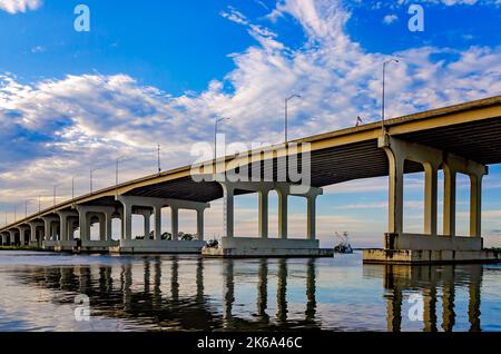 Le pont de haute élévation de la rivière Pascagoula est photographié, le 4 octobre 2022, à Pascagoula, Mississippi. Banque D'Images