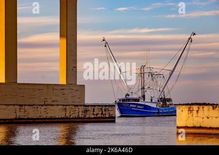 Un bateau à crevettes se déplace le long de la rivière Pascagoula vers le pont surélevé de la rivière Pascagoula, le 4 octobre 2022, à Pascagoula, Mississippi. Banque D'Images