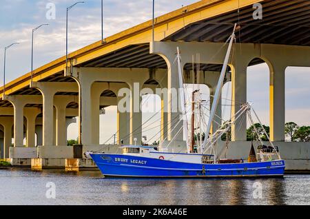 Un bateau à crevettes se déplace le long de la rivière Pascagoula sous le pont de haute élévation de la rivière Pascagoula, le 4 octobre 2022, à Pascagoula, Mississippi. Banque D'Images