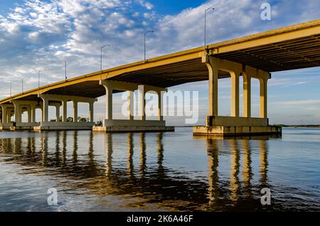 Le pont de haute élévation de la rivière Pascagoula est photographié, le 4 octobre 2022, à Pascagoula, Mississippi. Banque D'Images