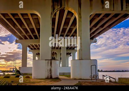 Des sentiers pédestres sont situés dans le parc Lighthouse, sous le pont de haute élévation de la rivière Pascagoula, le 4 octobre 2022, à Pascagoula, Mississippi. Banque D'Images