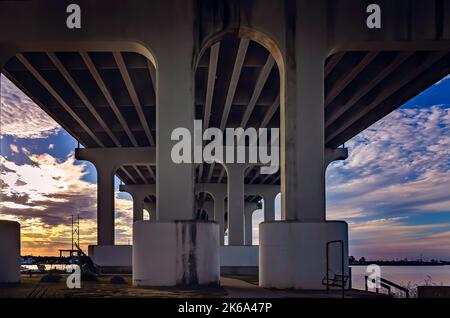 Des sentiers pédestres sont situés dans le parc Lighthouse, sous le pont de haute élévation de la rivière Pascagoula, le 4 octobre 2022, à Pascagoula, Mississippi. Banque D'Images