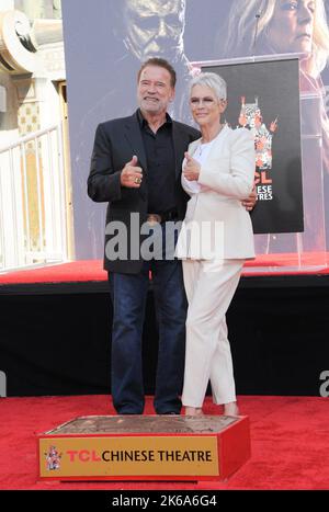 Los Angeles, Californie. 12th octobre 2022. Jamie Lee Curtis, Arnold Schwarzenegger lors d'une présentation publique pour Jamie Lee Curtis Handprint & Footprint Ceremony, TCL Chinese Theatre, Los Angeles, CA 12 octobre 2022. Crédit : Elizabeth Goodenough/Everett Collection/Alay Live News Banque D'Images