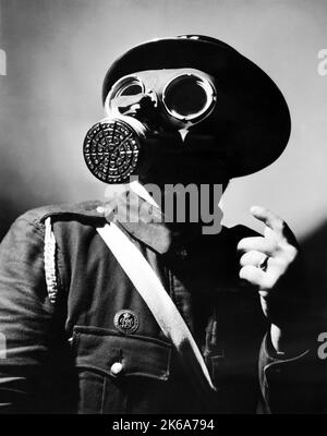Portrait d'un gardien de RAID aérien portant un casque d'acier et un masque à gaz pendant la Seconde Guerre mondiale Banque D'Images