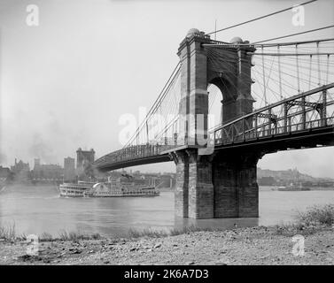 Pont suspendu Roebling et bateau à vapeur à aubes à Cincinnati, Ohio, 1907. Banque D'Images