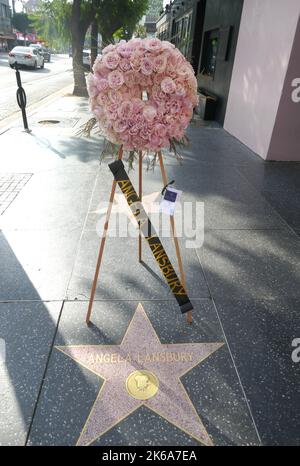 Los Angeles, Californie, États-Unis 11th octobre 2022 Une vue générale de l'atmosphère d'Angela Lansbury Hollywood Walk of Fame Star with Flowers on 11 octobre 2022 à Los Angeles, Californie, États-Unis. Photo par Barry King/Alay stock photo Banque D'Images