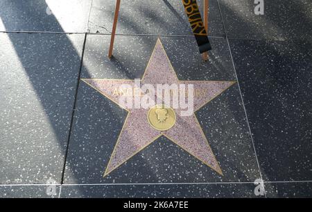 Los Angeles, Californie, États-Unis 11th octobre 2022 Une vue générale de l'atmosphère d'Angela Lansbury Hollywood Walk of Fame Star with Flowers on 11 octobre 2022 à Los Angeles, Californie, États-Unis. Photo par Barry King/Alay stock photo Banque D'Images