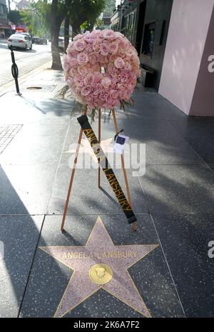 Los Angeles, Californie, États-Unis 11th octobre 2022 Une vue générale de l'atmosphère d'Angela Lansbury Hollywood Walk of Fame Star with Flowers on 11 octobre 2022 à Los Angeles, Californie, États-Unis. Photo par Barry King/Alay stock photo Banque D'Images