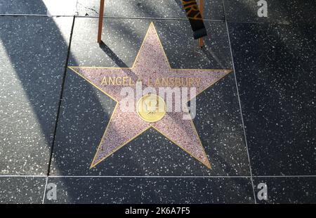 Los Angeles, Californie, États-Unis 11th octobre 2022 Une vue générale de l'atmosphère d'Angela Lansbury Hollywood Walk of Fame Star with Flowers on 11 octobre 2022 à Los Angeles, Californie, États-Unis. Photo par Barry King/Alay stock photo Banque D'Images