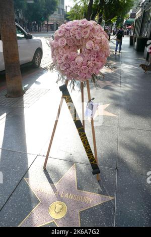 Los Angeles, Californie, États-Unis 11th octobre 2022 Une vue générale de l'atmosphère d'Angela Lansbury Hollywood Walk of Fame Star with Flowers on 11 octobre 2022 à Los Angeles, Californie, États-Unis. Photo par Barry King/Alay stock photo Banque D'Images