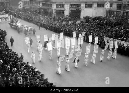 23 octobre 1915 - défilé des femmes au suffrage à New York. Banque D'Images