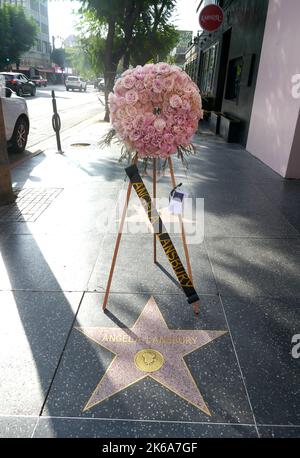 Los Angeles, Californie, États-Unis 11th octobre 2022 Une vue générale de l'atmosphère d'Angela Lansbury Hollywood Walk of Fame Star with Flowers on 11 octobre 2022 à Los Angeles, Californie, États-Unis. Photo par Barry King/Alay stock photo Banque D'Images