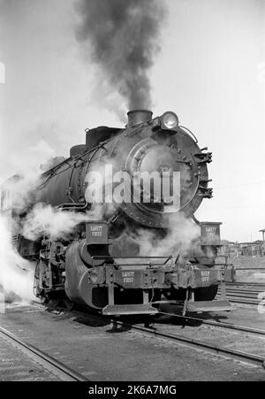 Une locomotive dans des cours de chemin de fer le long du fleuve Mississippi à St. Louis, Missouri, 1939. Banque D'Images