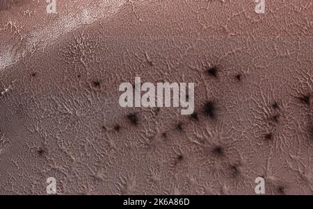 Des monticules rayonnants de type araignée, appelés terrain araneiforme, commencent à émerger de la région du pôle Sud de Mars. Banque D'Images