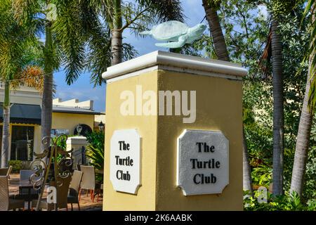 L'entrée de la cour du restaurant Turtle Club, avec pilier et plaque d'identification, sculpture sur tortues et palmiers, se trouve à Punta Gorda, en Floride Banque D'Images