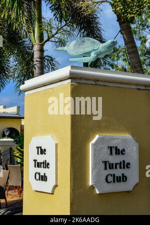 L'entrée de la cour du restaurant Turtle Club, avec pilier et plaque d'identification, sculpture sur tortues et palmiers, se trouve à Punta Gorda, en Floride Banque D'Images