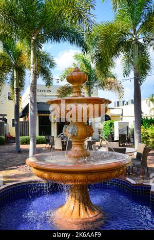 Une belle fontaine d'eau dans la cour du restaurant Turtle Club, avant Hurrican Ian, à Punta Gorda, FL, retraite Sud de la Floride vivant Banque D'Images