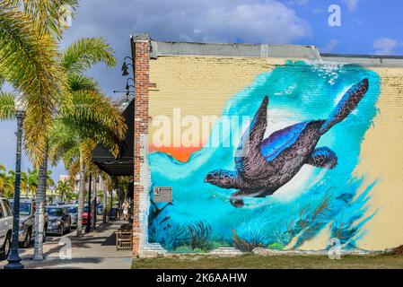 Une fresque de tortue colorée sur l'ancien bâtiment en brique abritant le restaurant gastronomique branché, le Turtle Club, dans le centre-ville de Punta Gorda, FL, Etats-Unis Banque D'Images