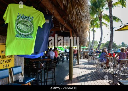 Tee-shirts à vendre sous un toit de chaume pour dîner en plein air au restaurant Phuzzy's Boat Shack sur le canal de Saint James City, Pine Island, FL Banque D'Images