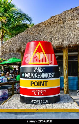 Les toits de chaume du restaurant Phuzzy's Boat Shack font la publicité de la culture avec la bouée à St. James City situé sur Pine Island, FL avant « Hurricane Ian » Banque D'Images
